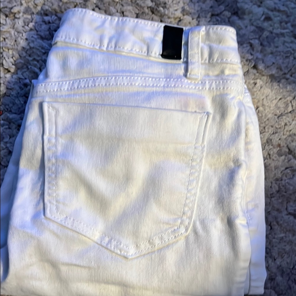 Vera Wang Classic White  capri Jeans